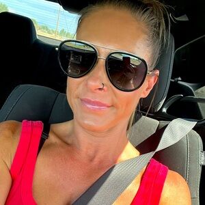 Hi!!! Meet your Posher!!! My name is Jeni.